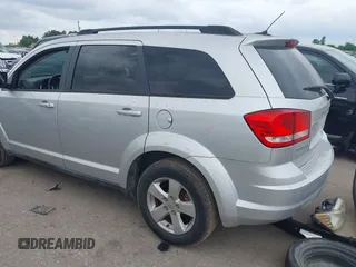 2013 Dodge Journey SE z VIN 3C4PDCAB9DT529668, wystawiony jako IAAI lot #42130654 z przebiegiem 156 472 mil mil oraz . Historia ofert i sprzedaży dostępna na DreamBid. Obrazek 3.