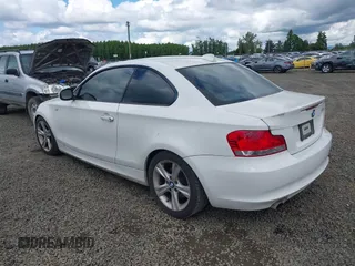 2010 BMW 1 Series 128i z VIN WBAUP7C51AVK77108, wystawiony jako IAAI lot #42217674 z przebiegiem 150 548 mil mil oraz . Historia ofert i sprzedaży dostępna na DreamBid. Obrazek 3.