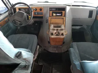 1992 Chevrolet Chevy Van z VIN 1GBEG25K3N7110762, wystawiony jako Copart lot #81037964 z przebiegiem 202 599 mil mil oraz Czysty tytuł • Clean title. Historia ofert i sprzedaży dostępna na DreamBid. Obrazek 8.