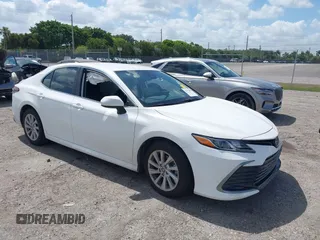 2023 Toyota Camry LE z VIN 4T1C11AK2PU185800, wystawiony jako IAAI lot #42170494 z przebiegiem 25 157 mil mil oraz . Historia ofert i sprzedaży dostępna na DreamBid. Obrazek 1.