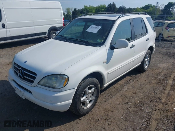 2000 Mercedes-Benz M with VIN 4JGAB54E4YA145383, listed as a IAAI auction lot 42108505 with 266,728 mi miles. Bid and sale history available at carsss.com. Image 2.