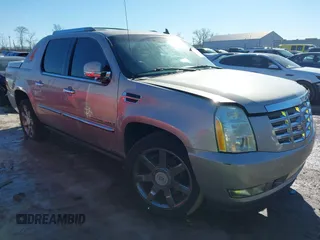 2008 Cadillac Escalade EXT z VIN 3GYFK62828G128252, wystawiony jako IAAI lot #41409193 z przebiegiem 151 328 mil mil oraz . Historia ofert i sprzedaży dostępna na DreamBid. Obrazek 1.