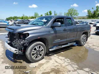 2018 Toyota Tundra SR z VIN 5TFUW5F18JX711189, wystawiony jako Copart lot #55852775 z przebiegiem 106 698 mil mil oraz Szkoda całkowita • Salvage title. Historia ofert i sprzedaży dostępna na DreamBid. Obrazek 1.