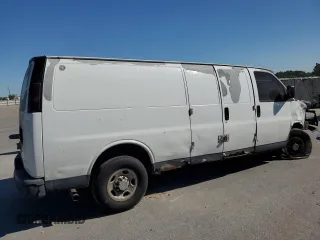 2006 Chevrolet Express Cargo Van with VIN 1GCGG29VX61141682, listed as a Copart auction lot 49008555 with 331,762 mi miles and Salvage Title. Bid and sale history available at carsss.com. Image 3.