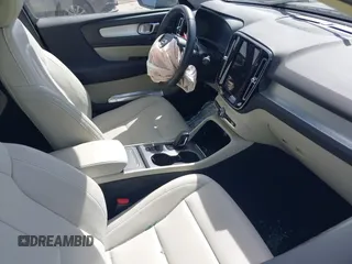 2021 Volvo XC40 Momentum z VIN YV4162UK4M2477791, wystawiony jako IAAI lot #41838849 z przebiegiem 25 944 mil mil oraz . Historia ofert i sprzedaży dostępna na DreamBid. Obrazek 5.