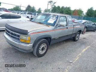 1993 Dodge Dakota z VIN 1B7GL23Y8PS117729, wystawiony jako IAAI lot #42268349 z przebiegiem 133 779 mil mil oraz . Historia ofert i sprzedaży dostępna na DreamBid. Obrazek 2.