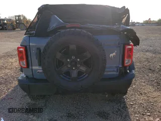 2024 Ford Bronco Black Diamond z VIN 1FMDE1BH2RLA55715, wystawiony jako Copart lot #69823114 z przebiegiem 1 476 mil mil oraz Szkoda całkowita • Salvage title. Historia ofert i sprzedaży dostępna na DreamBid. Obrazek 6.
