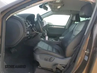 2013 Volkswagen Touareg Exec z VIN WVGEF9BP7DD009467, wystawiony jako Copart lot #47492725 z przebiegiem 109 511 mil mil oraz Szkoda całkowita • Salvage title. Historia ofert i sprzedaży dostępna na DreamBid. Obrazek 7.