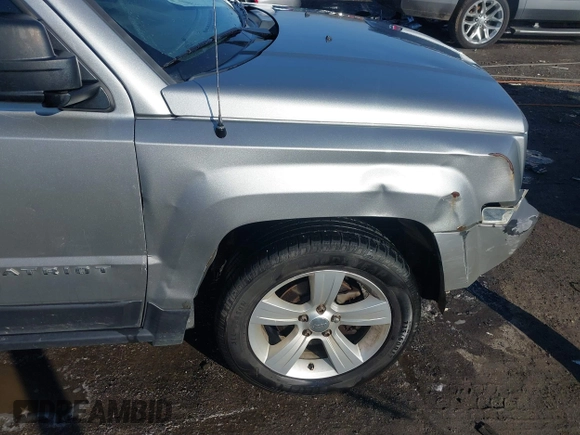 2016 Jeep Patriot Latitude z VIN 1C4NJPFB6GD789150, wystawiony jako IAAI lot #41580696 z przebiegiem 156 848 mil mil oraz . Historia ofert i sprzedaży dostępna na DreamBid. Obrazek 21.