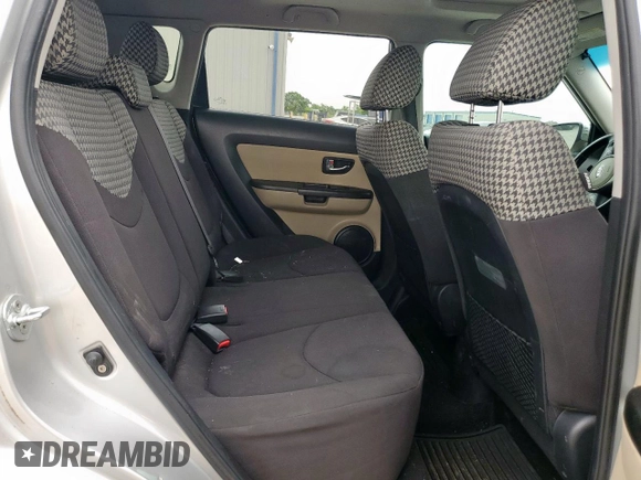 2013 Kia Soul + z VIN KNDJT2A66D7483811, wystawiony jako Copart lot #56746085 z przebiegiem 161 371 mil mil oraz Szkoda całkowita • Salvage title. Historia ofert i sprzedaży dostępna na DreamBid. Obrazek 10.