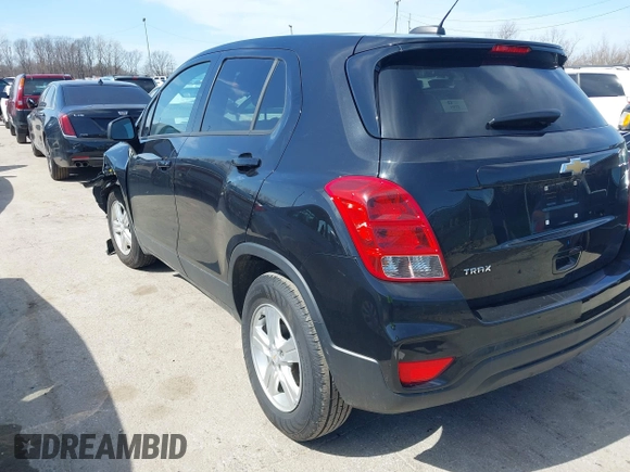 2021 Chevrolet Trax LS z VIN KL7CJKSB8MB303491, wystawiony jako IAAI lot #41803761 z przebiegiem 65 452 mil mil oraz . Historia ofert i sprzedaży dostępna na DreamBid. Obrazek 3.