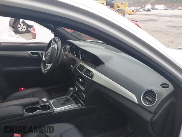 2013 Mercedes-Benz C 300 Sport z VIN WDDGF8ABXDR289262, wystawiony jako IAAI lot #42181367 z przebiegiem 130 744 mil mil oraz . Historia ofert i sprzedaży dostępna na DreamBid. Obrazek 5.