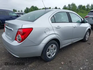 2015 Chevrolet Sonic LS z VIN 1G1JA5SH0F4115600, wystawiony jako IAAI lot #42693028 z przebiegiem 129 411 mil mil oraz . Historia ofert i sprzedaży dostępna na DreamBid. Obrazek 4.