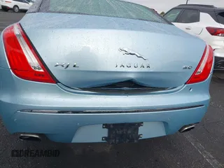 2013 Jaguar XJ with VIN SAJWA2GB2DLV40403, listed as a IAAI auction lot 41906194 with 1 mi miles. Bid and sale history available at carsss.com. Image 13.
