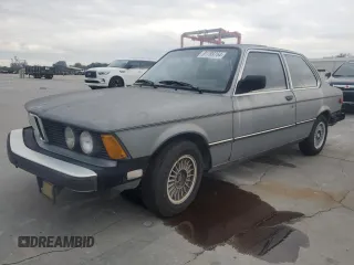 1983 BMW 3 Series z VIN WBAAG3306D9000984, wystawiony jako Copart lot #81789764 z przebiegiem 235 915 mil mil oraz Szkody całkowita. Historia ofert i sprzedaży dostępna na DreamBid. Obrazek 1.