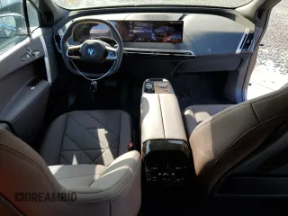 2023 BMW iX xDrive50 z VIN WB523CF02PCM92379, wystawiony jako Copart lot #47726814 z przebiegiem 7721 mil mil oraz . Historia ofert i sprzedaży dostępna na DreamBid. Obrazek 8.