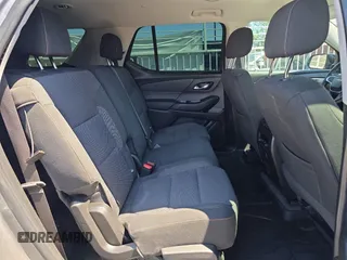 2020 Chevrolet Traverse LS z VIN 1GNERFKW1LJ219345, wystawiony jako Copart lot #56702425 z przebiegiem 43 927 mil mil oraz Szkoda całkowita • Salvage title. Historia ofert i sprzedaży dostępna na DreamBid. Obrazek 6.
