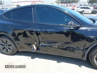 2024 Tesla Model Y с VIN 7SAYGDED2RF111670, выставлен на аукционе IAAI как лот 42321121 с пробегом 13 806 миль миль и . История ставок и продаж доступна на DreamBid. Изображение 6.