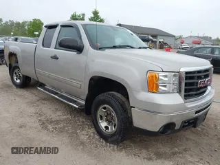 2009 GMC Sierra 2500HD SLE z VIN 1GTHK59K59E136509, wystawiony jako IAAI lot #42308626 z przebiegiem 127 256 mil mil oraz . Historia ofert i sprzedaży dostępna na DreamBid. Obrazek 1.