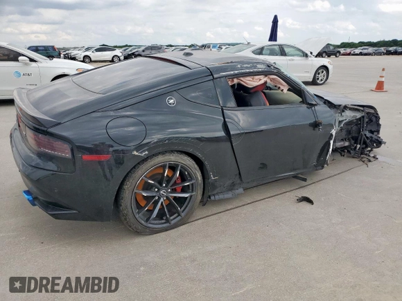 2024 Nissan Z Performance z VIN JN1BZ4BH7RM364076, wystawiony jako Copart lot #55272545 z przebiegiem 21 105 mil mil oraz Czysty tytuł • Clean title. Historia ofert i sprzedaży dostępna na DreamBid. Obrazek 3.