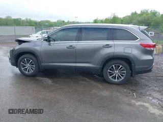 2019 Toyota Highlander SE z VIN 5TDJZRFH1KS735839, wystawiony jako IAAI lot #42204004 z przebiegiem 60 261 mil mil oraz . Historia ofert i sprzedaży dostępna na DreamBid. Obrazek 15.