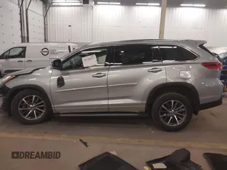 2017 Toyota Highlander XLE with VIN 5TDJZRFH2HS388353, listed as a IAAI auction lot 42138913 with 41,107 mi miles and . Bid and sale history available at DreamBid. Image 15.