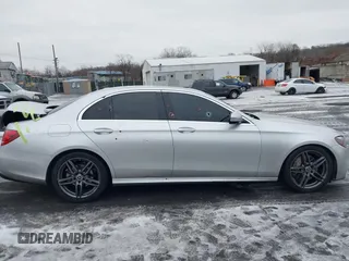 2020 Mercedes-Benz E 350 z VIN W1KZF8DB7LA818006, wystawiony jako IAAI lot #41521192 z przebiegiem 54 558 mil mil oraz . Historia ofert i sprzedaży dostępna na DreamBid. Obrazek 13.