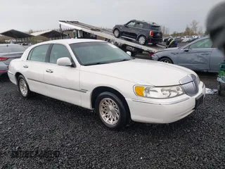 1999 Lincoln Town Car Signature z VIN 1LNFM82W0XY603679, wystawiony jako IAAI lot #41871509 z przebiegiem 109 638 mil mil oraz . Historia ofert i sprzedaży dostępna na DreamBid. Obrazek 1.