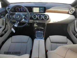 2025 Mercedes-Benz CLA 250 z VIN W1K5J4GB0SN485981, wystawiony jako Copart lot #43567725 z przebiegiem 1 566 mil mil oraz Szkoda całkowita • Salvage title. Historia ofert i sprzedaży dostępna na DreamBid. Obrazek 8.