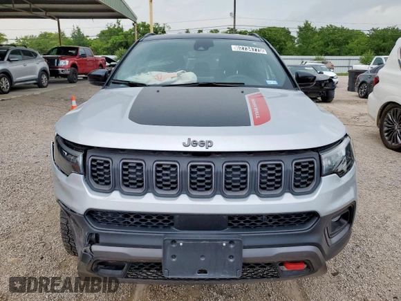 2024 Jeep Compass Trailhawk z VIN 3C4NJDDN7RT149862, wystawiony jako Copart lot #62734775 z przebiegiem 27 346 mil mil oraz Czysty tytuł • Clean title. Historia ofert i sprzedaży dostępna na DreamBid. Obrazek 5.