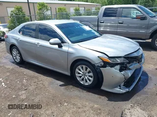 2019 Toyota Camry LE z VIN 4T1B11HK8KU269257, wystawiony jako IAAI lot #42322729 z przebiegiem 86 463 mil mil oraz . Historia ofert i sprzedaży dostępna na DreamBid. Obrazek 1.