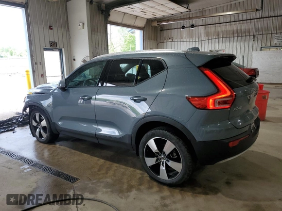 2020 Volvo XC40 Momentum z VIN YV4162UK4L2200587, wystawiony jako Copart lot #55737555 z przebiegiem 32 785 mil mil oraz Szkoda całkowita • Salvage title. Historia ofert i sprzedaży dostępna na DreamBid. Obrazek 2.