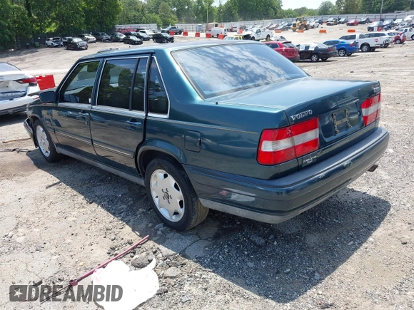 1998 Volvo S90 z VIN YV1KS9605W1128293, wystawiony jako IAAI lot #42332645 z przebiegiem 252 576 mil mil oraz . Historia ofert i sprzedaży dostępna na DreamBid. Obrazek 3.