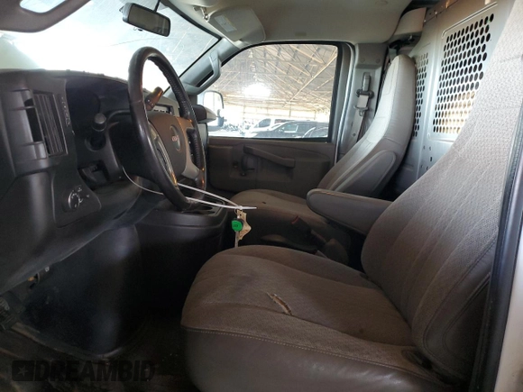 2017 GMC Savana Cargo z VIN 1GTW7AFF0H1296957, wystawiony jako Copart lot #58577405 z przebiegiem 186 773 mil mil oraz Tytuł czysty. Historia ofert i sprzedaży dostępna na DreamBid. Obrazek 7.