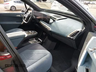 2024 BMW iX xDrive50 z VIN WB523CF08RCN65886, wystawiony jako IAAI lot #42334105 z przebiegiem 37 981 mil mil oraz . Historia ofert i sprzedaży dostępna na DreamBid. Obrazek 5.