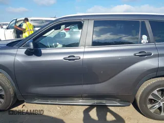2023 Toyota Highlander L z VIN 5TDKDRAH6PS039527, wystawiony jako IAAI lot #42165200 z przebiegiem 27 350 mil mil oraz . Historia ofert i sprzedaży dostępna na DreamBid. Obrazek 14.