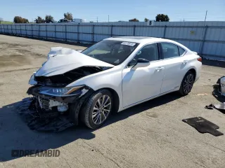 2019 Lexus ES 300h z VIN JTHB21B17K2024414, wystawiony jako Copart lot #46178815 z przebiegiem 134 670 mil mil oraz Szkoda całkowita • Salvage title. Historia ofert i sprzedaży dostępna na DreamBid. Obrazek 1.