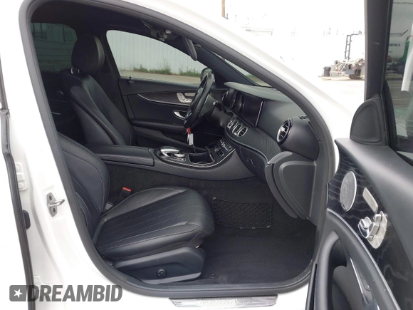2019 Mercedes-Benz E 300 z VIN WDDZF4JB9KA611936, wystawiony jako IAAI lot #42101144 z przebiegiem 82 805 mil mil oraz . Historia ofert i sprzedaży dostępna na DreamBid. Obrazek 5.