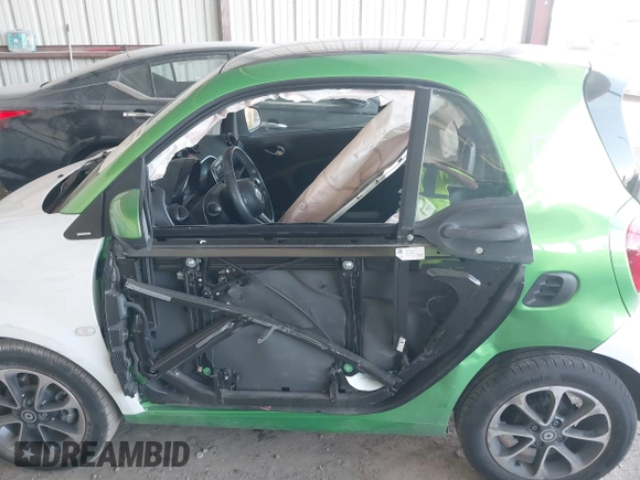 2017 Smart fortwo Pure z VIN WMEFJ9BA8HK231165, wystawiony jako IAAI lot #42238753 z przebiegiem 31 242 mil mil oraz . Historia ofert i sprzedaży dostępna na DreamBid. Obrazek 6.