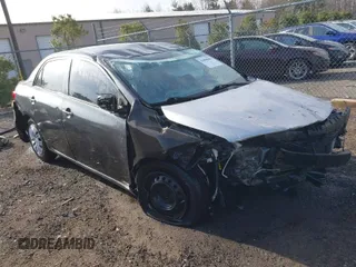 2010 Toyota Corolla z VIN 1NXBU4EEXAZ320327, wystawiony jako IAAI lot #41898009 z przebiegiem 180 170 mil mil oraz . Historia ofert i sprzedaży dostępna na DreamBid. Obrazek 1.