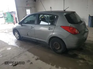 2009 Nissan Versa S z VIN 3N1BC13E59L499698, wystawiony jako Copart lot #58242235 z przebiegiem 169 239 mil mil oraz Czysty tytuł • Clean title. Historia ofert i sprzedaży dostępna na DreamBid. Obrazek 2.