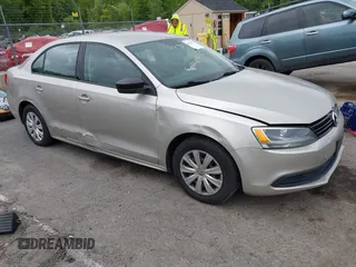 2014 Volkswagen Jetta S z VIN 3VW2K7AJ9EM255220, wystawiony jako IAAI lot #42331971 z przebiegiem 158 670 mil mil oraz . Historia ofert i sprzedaży dostępna na DreamBid. Obrazek 1.
