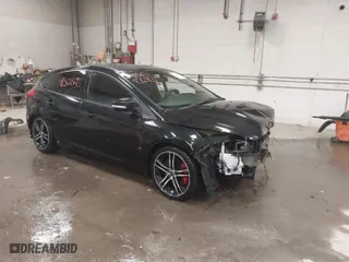 2015 Ford Focus ST with VIN 1FADP3L90FL305407, listed as a IAAI auction lot 41508693 with 172,191 mi miles. Bid and sale history available at carsss.com. Image 1.