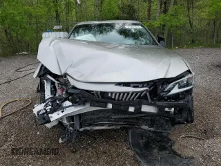2019 Lexus ES 300h z VIN JTHB21B14K2043342, wystawiony jako Copart lot #57951075 z przebiegiem 93 035 mil mil oraz Szkoda całkowita • Salvage title. Historia ofert i sprzedaży dostępna na DreamBid. Obrazek 5.