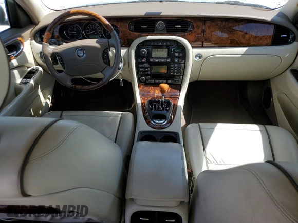 2005 Jaguar XJ Vanden Plas z VIN SAJWA82CX5SG35644, wystawiony jako Copart lot #49029245 z przebiegiem 88 771 mil mil oraz Szkoda całkowita • Salvage title. Historia ofert i sprzedaży dostępna na DreamBid. Obrazek 8.