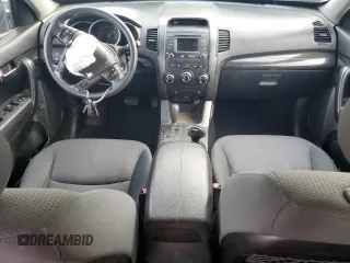 2013 Kia Sorento LX z VIN 5XYKT4A67DG355452, wystawiony jako Copart lot #54902255 z przebiegiem 188 949 mil mil oraz Szkoda całkowita • Salvage title. Historia ofert i sprzedaży dostępna na DreamBid. Obrazek 8.