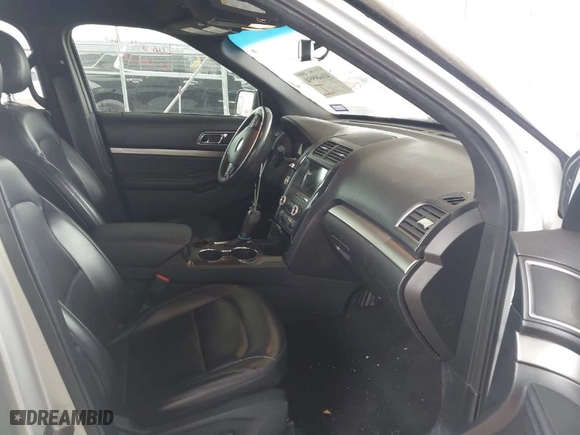 2019 Ford Explorer XLT with VIN 1FM5K7D86KGB38219, listed as a IAAI auction lot 41649954 with 65,997 mi miles. Bid and sale history available at carsss.com. Image 5.