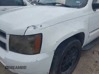 2007 Chevrolet Suburban LTZ z VIN 3GNFC16J77G300428, wystawiony jako IAAI lot #42279084 z przebiegiem Nie podano mil oraz . Historia ofert i sprzedaży dostępna na DreamBid. Obrazek 12.
