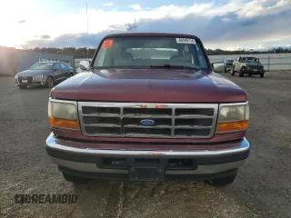 1996 Ford Bronco XL z VIN 1FMEU15N6TLA03097, wystawiony jako Copart lot #80449114 z przebiegiem 289 345 mil mil oraz Czysty tytuł • Clean title. Historia ofert i sprzedaży dostępna na DreamBid. Obrazek 5.