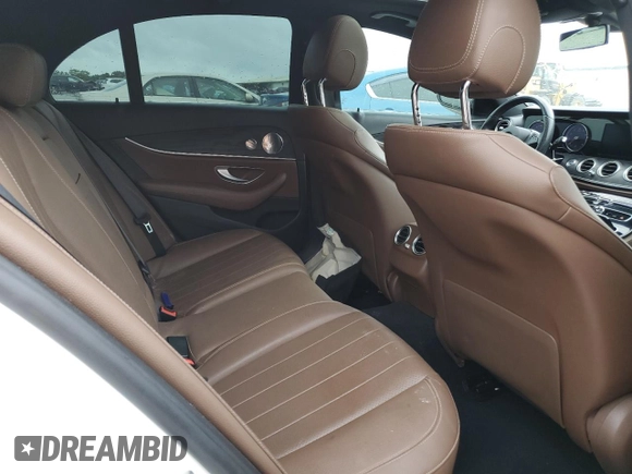 2017 Mercedes-Benz E 300 Luxury z VIN WDDZF4JB0HA082594, wystawiony jako Copart lot #61448885 z przebiegiem Nie podano mil oraz Szkoda całkowita • Salvage title. Historia ofert i sprzedaży dostępna na DreamBid. Obrazek 10.